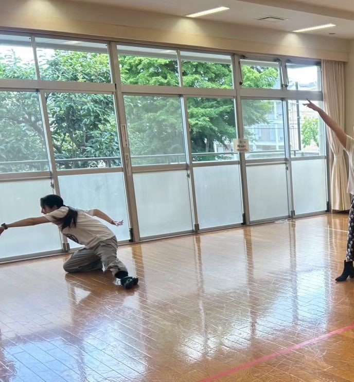 P1nky_Ray's tweet photo. 🤡ザンニ・クラウン まき🤡

長身イケメンなのにどこか残念！？

人あたりの良さが役にも反映されていてとっても魅力的！
けれど一度戦闘モードになると非道になりきれる振り幅が凄すぎる

ダンスの技術も間違いなし！
その長い手足が生み出す最高のパフォーマンスをごゆっくりお楽しみください https://t.co/1MEzAl7cEG
