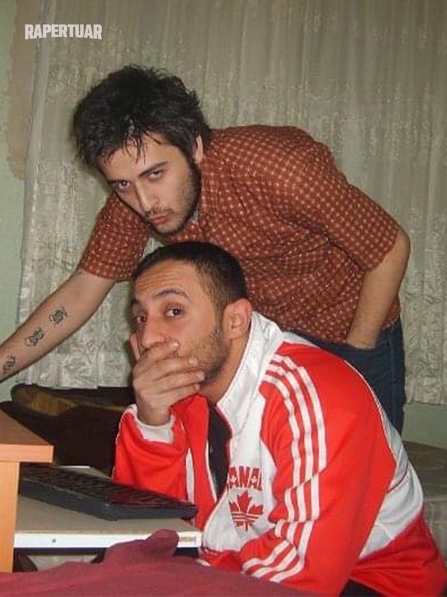 Rap tekniği, kafiye, farklı tarzlarda denemeler yapmak. Hepsi onu tarif ediyor. Yarım asıra yaklaşan kariyerinde bir rapçinin yaşayabileceği birçok şeyi yaşadı.

Ufuk Yıkılmaz ya da bilinen adıyla Şehinşah, bugün 39. yaş gününü kutluyor. İyi ki doğdun Şeyho! 🍀