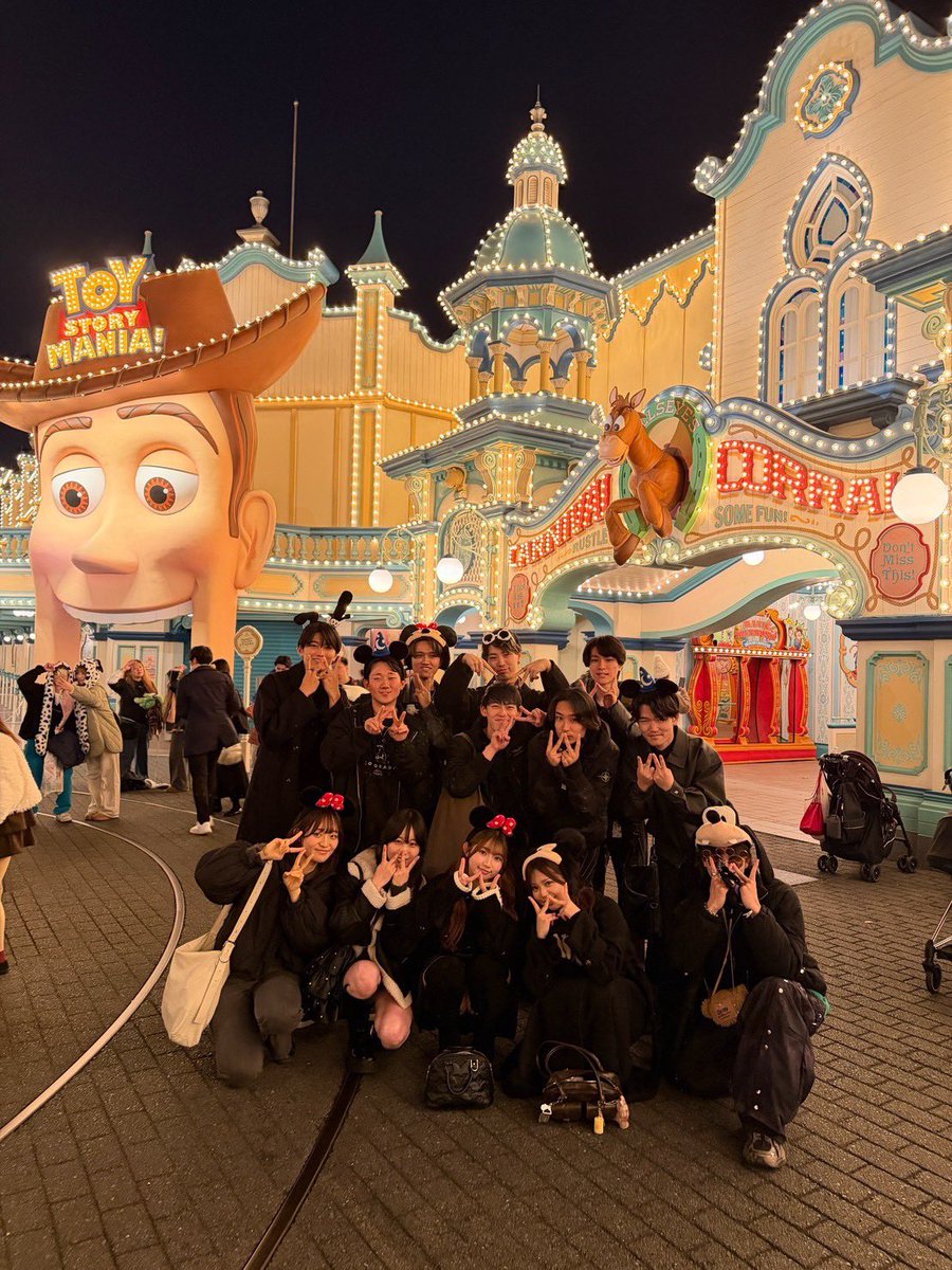 WadaZemiii's tweet photo. 今年もみんながんばりましたね💪

今年の和田ゼミ・クリスマスデ��ズニー🎄🎡🎢🧑‍🎄

楽しそうですね😄

また来年もがんばっていきましよう🤗 https://t.co/aytJpFpid9