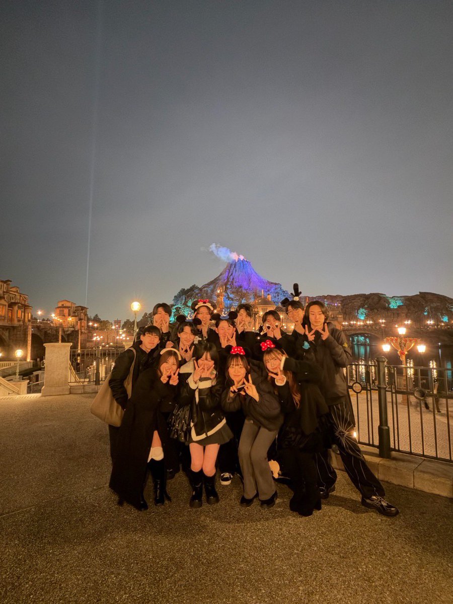 WadaZemiii's tweet photo. 今年もみんながんばりましたね💪

今年の和田ゼミ・クリスマスデ��ズニー🎄🎡🎢🧑‍🎄

楽しそうですね😄

また来年もがんばっていきましよう🤗 https://t.co/aytJpFpid9