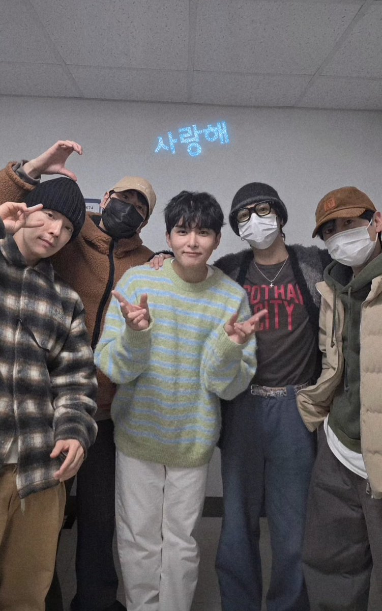sujubatchmate's tweet photo. SJ members who are considered safe from Wookie-maknae’s wrath 🤣
📸 gyuram88 IG story
#YESUNG #DONGHAE #HYUKJAE #KYUHYUN #RYEWOOK #SUPERJUNIOR https://t.co/8aN0E5Iij2