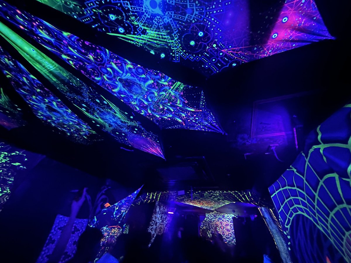 年の瀬なので、久しぶりにサイケデリックトランスなパーティーに行きました。

踊りながら頭の中で一緒にギター弾くのが楽しい🎸