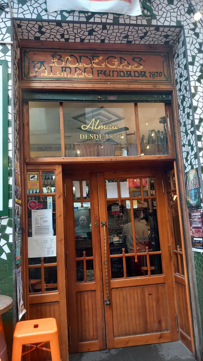 PepGranellTrave's tweet photo. Hay que refugiarse q llueve.
Haciendo tiempo para LAC
Bodega Almau (flipando)
Merci @sangonereta65
#taberna #Zaragoza #Aragon #tapear #gastrolovers #vacaciones #BuenasTardes https://t.co/Q6NSGRt2bH