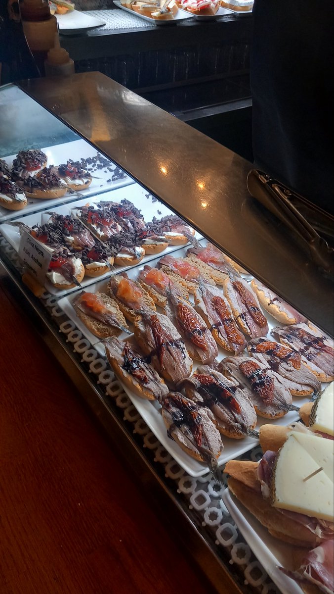 PepGranellTrave's tweet photo. Hay que refugiarse q llueve.
Haciendo tiempo para LAC
Bodega Almau (flipando)
Merci @sangonereta65
#taberna #Zaragoza #Aragon #tapear #gastrolovers #vacaciones #BuenasTardes https://t.co/Q6NSGRt2bH