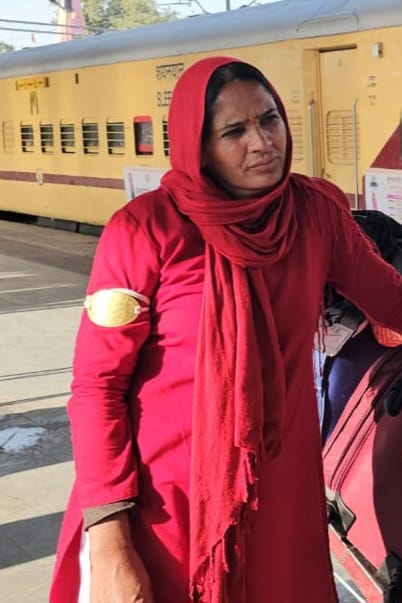 जयपुर रेलवे स्टेशन पर लाल कुर्ता और दुपट्टे में खड़ी यह महिला कोई साधारण यात्री नहीं, बल्कि उत्तर पश्चिम रेलवे की पहली महिला कुली मंजू देवी हैं। बैज नंबर 15 वाली मंजू देवी ने साल 2013 में उस पुरुष प्रधान पेशे में कदम रखा, जो सदियों से सिर्फ मर्दों का क्षेत्र माना जाता था। वे न