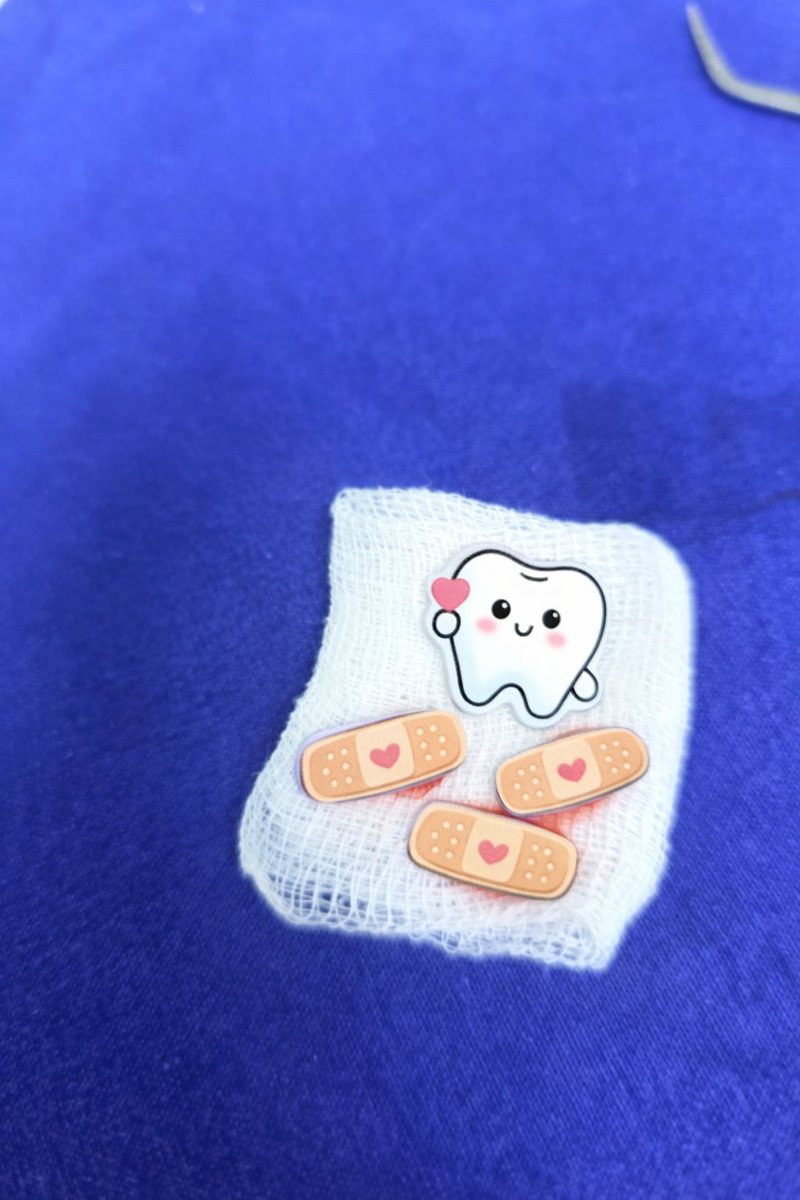 skywongraveee's tweet image. เอาใหม่ ไม่ใช่ 3 ปี อะแฮ่ม 6 ปี ! ตลอดหกปีที่กูไม่เคยทำร้ายใคร แต่ว่าวันนี้กูจะเอามึงออกไป  มึงจะต้องเจ็บ มากกว่าที่ทำเหงือกกูเจ็บ ไอฟันคุดที่นอน 180 องศา ตุ้บตั้บๆ (เสียงเครื่องมือแพทย์)