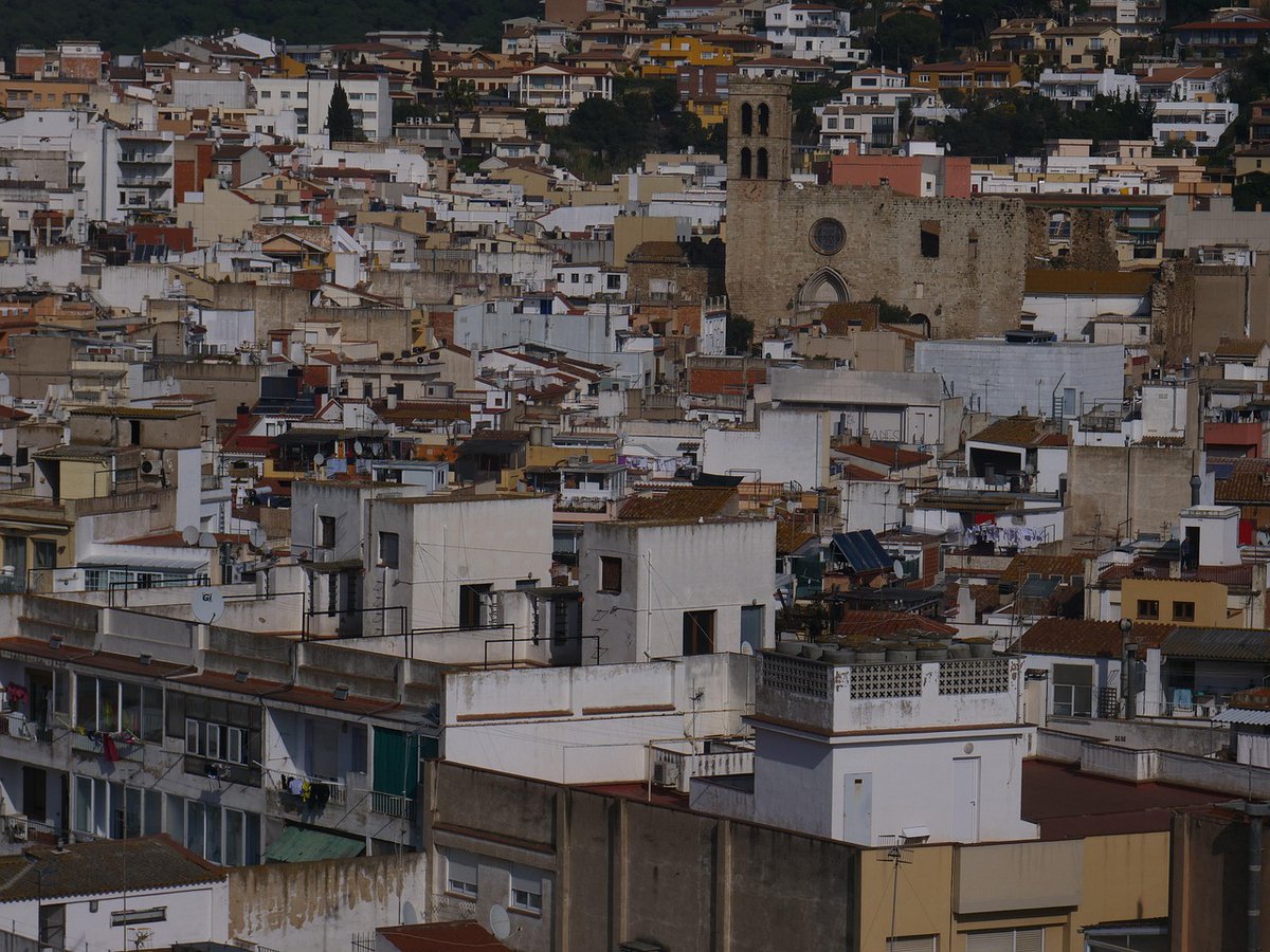 🏃🏃‍♀️ Suspesa la cursa #lloret, ens traslladem demà a la Cursa St. Silvestre #5kmenruta #blanes #costabrava #girona. Recorregut pel nucli urbà. Sortida: Passeig de Mar, amb carrer Ample. Cel ennuvolat i 14 graus  a l'hora de la cursa (11h), diu <a href="/meteocat/">Meteocat</a> 📷  Xavi Gamez <a href="/pixabay/">Pixabay</a>