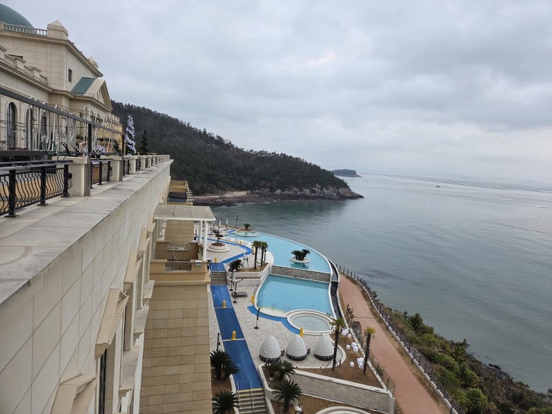speaking_doll's tweet photo. SOL BEACH JINDO 진도 쏠비치
호텔 리조트 노블리안 총 576실
https://t.co/hcbiJksnYO
사우나 &amp; 인피니티풀, 레전드 히어로즈, 어바니샵, Good &amp; Goods 
https://t.co/hcbiJksnYO
프리미엄 리조트의 품격 있는 여유 https://t.co/nyiYBfJhE6