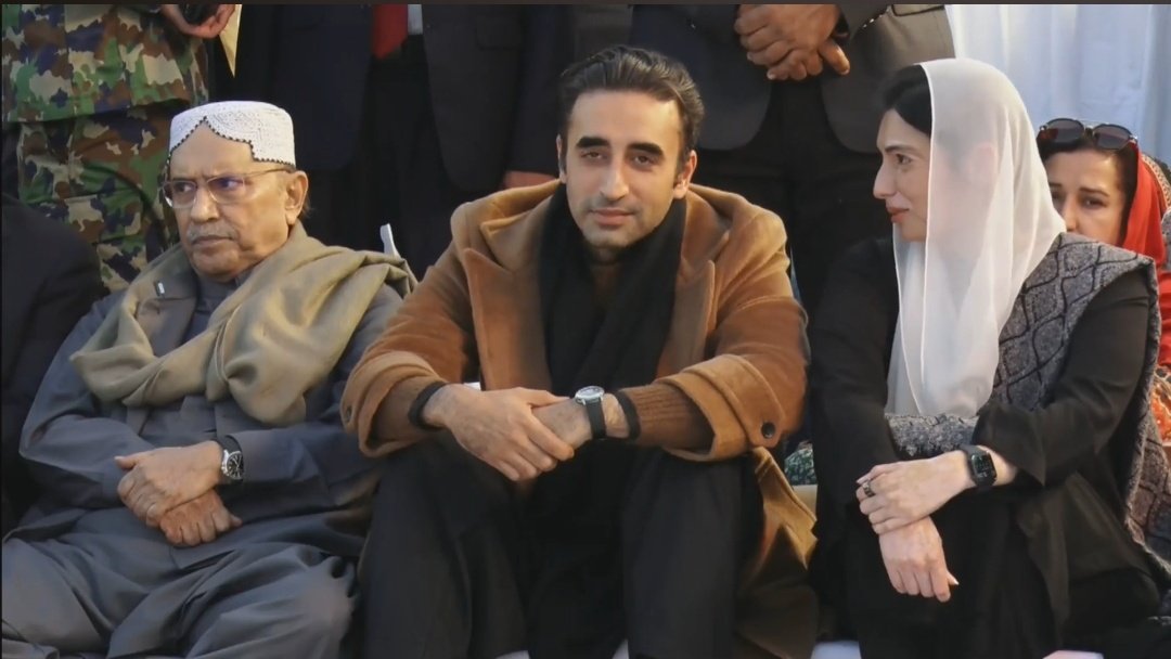 شہیدِ جمہوریت کے نام

وہ ماں جو لہو دے گئی جمہوریت کو
وہ خواب جو زندہ ہیں اب دو آنکھوں میں۔

ایک بیٹا، جو زخموں کو آواز بنائے
ہر ظلم کے آگے ڈٹا ہوا ہے۔

ایک بیٹی، جو خاموش دعا بن کر
ماں کے مشن کی امین کھڑی ہے۔

بے نظیر تو جسم سے جدا ہوئی
مگر فکر میں، نسلوں میں زندہ ہے۔

بلاول بھی