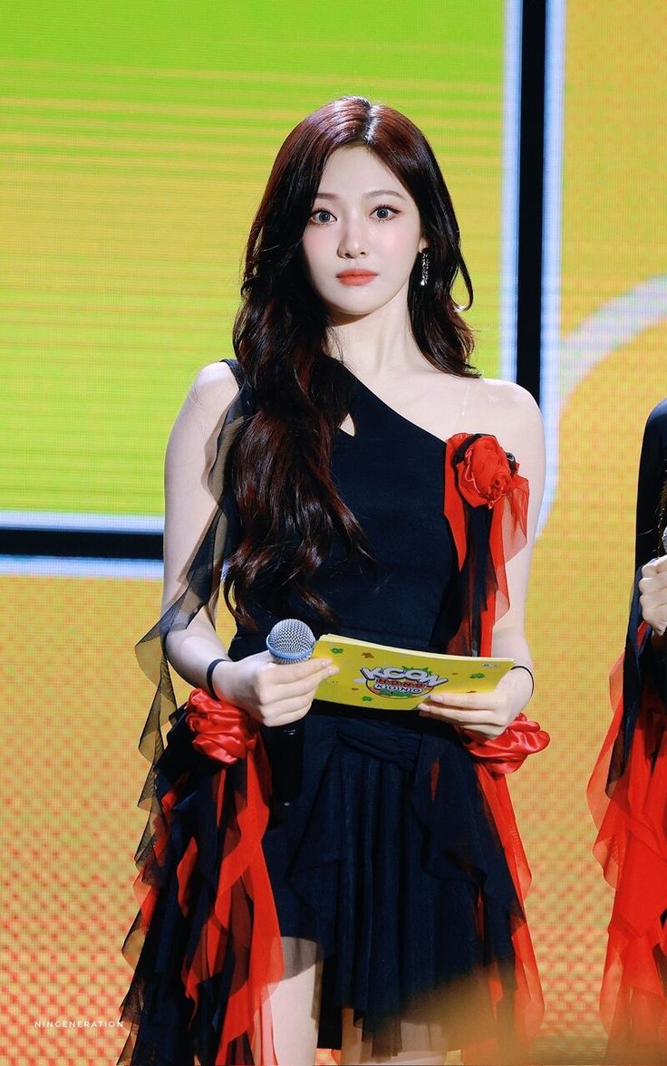 ntingyie's tweet image. Neotion @NEOTlON, The Karina @TheKarina_,” Elcha menjeda ucapannya sebelum melanjutkan.

“Sseravoux @sseravoux, Nonawavz @nonawavz, Sooinity @SOOINITY, dan Octra @NOCCTRA selaku media partner kita pada acara malam hari ini.