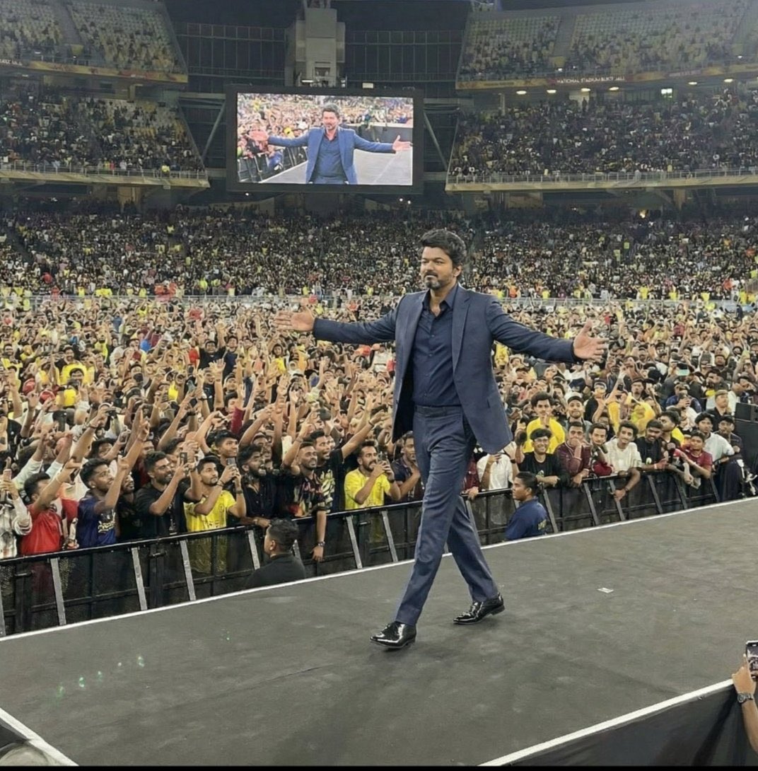 LetsOTTxCinema's tweet photo. Thalapathy Vijay Arrived at Event Stage 🤯🥵

What a Entry, Stadium Erupted 😮‍💨😮‍💨😮‍💨

#JanaNayaganAudioLaunch https://t.co/qJ3dxEBH3T