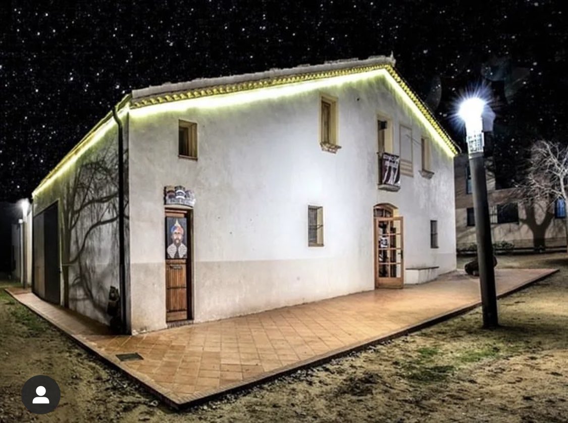 PessebresPalau's tweet photo. 🌙Avui a les 21:00 comença la Nit del Pessebre. Podreu venir a visitar l’exposició fins a les 23:00. 
🎵🎶Podreu gaudir de música en directe i també hi haurà un petit refrigeri😋.  No us ho predeu!🎄
#pessebres #art #cultura #tradició #patrimoni https://t.co/2wbEkOuJVP