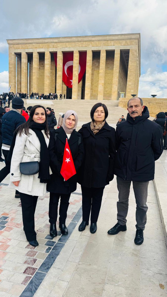 KevserOfluoglu's tweet photo. 🔺Tıpkı 106 yıl önce binlerce Seymenin  Mustafa Kemal’i karşılayıp,
“Paşam seni görmeye geldik, vatan uğruna ölmeye geldik “ dediği inançla Atamızın huzurundayız.
🔺Cumhuriyetimizin  banisi Atatürk’ün dediği gibi;
bizim için mevzubahis vatan gerisi teferruat.
#AtatürkünAnkarayaGelişi