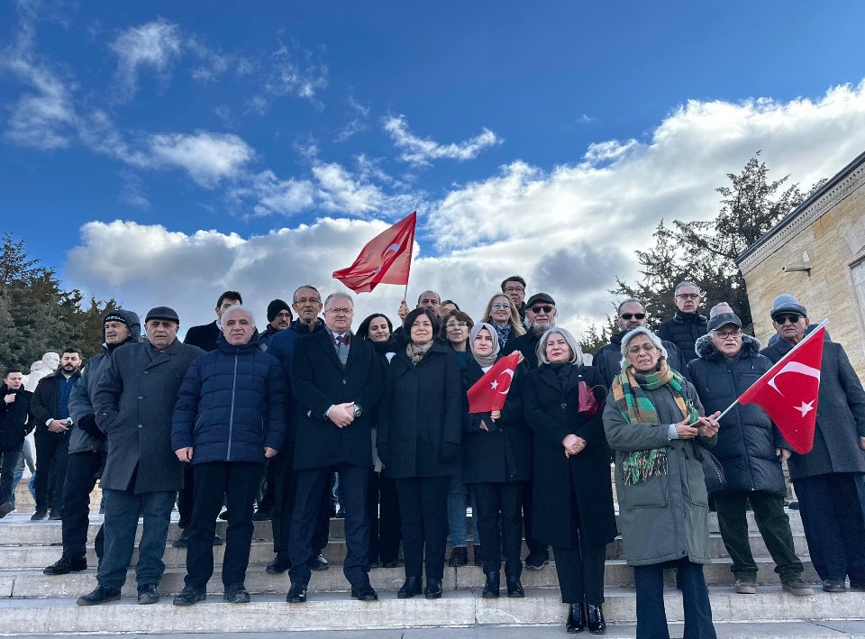 KevserOfluoglu's tweet photo. 🔺Tıpkı 106 yıl önce binlerce Seymenin  Mustafa Kemal’i karşılayıp,
“Paşam seni görmeye geldik, vatan uğruna ölmeye geldik “ dediği inançla Atamızın huzurundayız.
🔺Cumhuriyetimizin  banisi Atatürk’ün dediği gibi;
bizim için mevzubahis vatan gerisi teferruat.
#AtatürkünAnkarayaGelişi