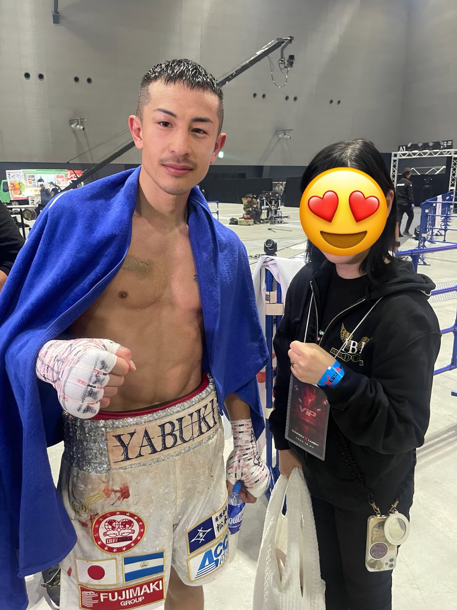 試合終了後、ABEMAの実況席に戻って来られた
IBF世界フライ級チャンピオン矢吹正道 選手

お帰りになられる際に、ご挨拶させていただこうとお待ちしていたところ……
私たちを見つけてくださり、妻に「一緒に撮りましょう」と声をかけてくださいました。