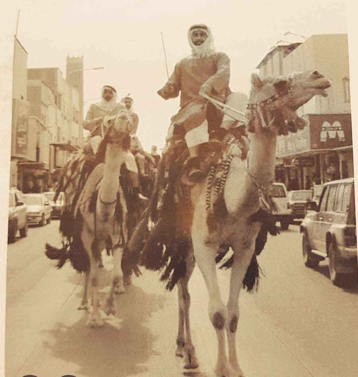94Nnb's tweet photo. .

                     (عقيلات شقراء)

اشتهرت #شقراء بتجارة ( الحدرات) ، فقد كانت أحد أشهر بلدان نجد في التجارة و كان  تجارها (يَحَدّرون ) إلى الكويت و العراق و بعضهم وصل إلى الهند و يتبضعون من تلك البلدان كل ما يحتاجه المجتمع النجدي في ذلك الزمن ثم يعودون ببضائعهم إلى شقراء ، ولم يكتفوا ببيع بضائعهم في شقراء فقط ، بل عقدوا مفاهمات مع تجار في بلدان أخرى لتسويق بضائعهم فيها ، خصوصاً في بيشة و الخرمة و رنية و مكة المكرمة و بلدان القصيم وحائل و الأحساء و الرياض وبلدان سدير و غيرها ..
لكن ربما لا يعلم البعض أن تجارها إضافة لتجارة الحدرات التي اشتهروا بها فقد مارسوا تجارة العقيلات كذلك ، وهي تجارة تعتمد على بيع الإبل في الشام و الأردن و فلسطين و مصر و العودة ببضائع مختلفة ، وإن كان ذلك على نطاق ضيق .
التاجر عبدالرحمن بن صالح ( الصالح) من أهالي شقراء أحد تجار عقيل (غرب) إلى الشام قبل أكثر من مائة سنة بـ (زمل ونياق) قيمتها (6524) ريال فرانسي ، و شاركه في تجارته إثنان من تجار شقراء الكبار هنا ، الوجيه صالح بن عبدالله بن مقرن ( المقرن) و ناصر بن سليمان بن فايز ( الفايز )  .
و كانت شقراء إضافة لنشاط (الحدرات) و (العقيلات) مركز مهما لتجارة السلاح و الذخيرة ( الفشق) كذلك .