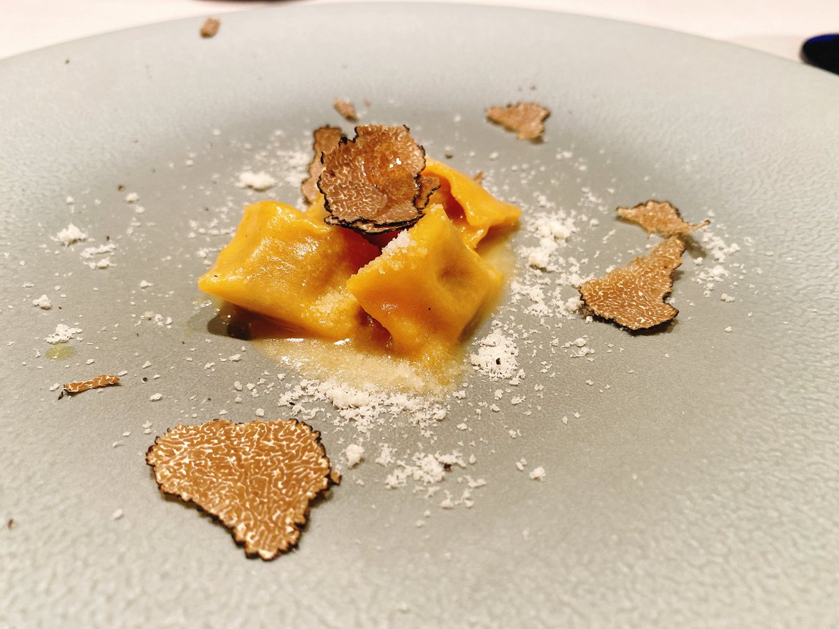 遅めのクリスマスディナー🎄.*

高めのイタリアンでしか飲めない
プーニヴィーナが本当に好きすぎる🥃

美味しかった大満足〜✨️