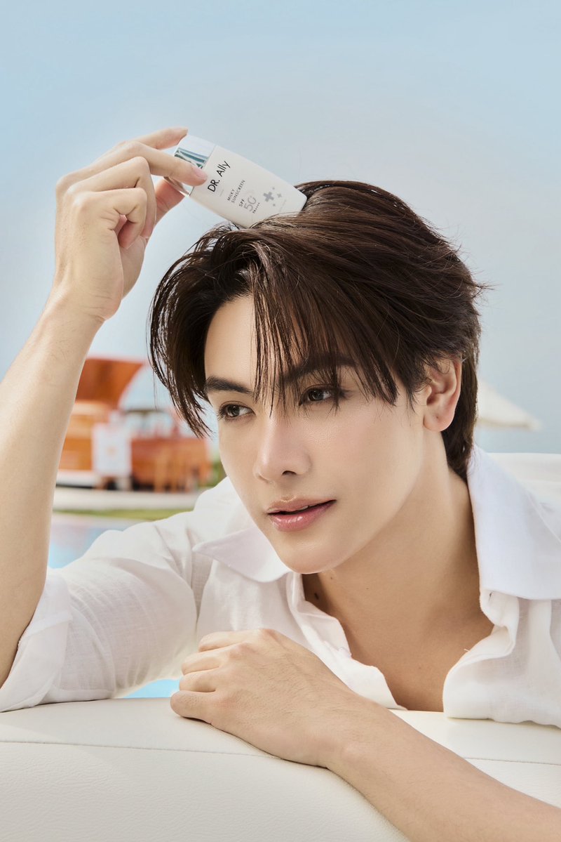 GMMTV's tweet image. ขอแสดงความยินดีกับ “จุง-อาเชน” Presenter คนล่าสุดของ กันแดดเนื้อน้ำนม สำหรับผิวหน้า DR. Ally Milky Sunscreen  SPF50+  PA++++

ฝากติดตามกันด้วยนะคะ

#DrAllyXJoong
#DrAllyMilkySunscreen 
#กันแดดน้ำนมDrally
#DrAlly
#GMMTV