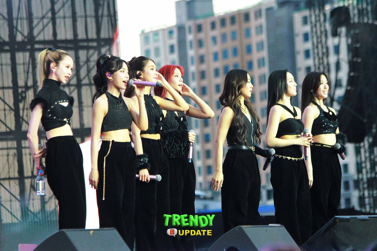 TrendyUpdate_th's tweet photo. #4EVE บนเวทีในงาน “Amazing Thailand Countdown 2026 @ River Park ICONSIAM”✨🌟
4EVE COUNTDOWN ICONSIAM
#4EVExICONSIAM
#CountdownatICONSIAM
#AmazingThailandCountdown2026
#ICONSIAM #Trendyupdate https://t.co/jAOY3MUBYE