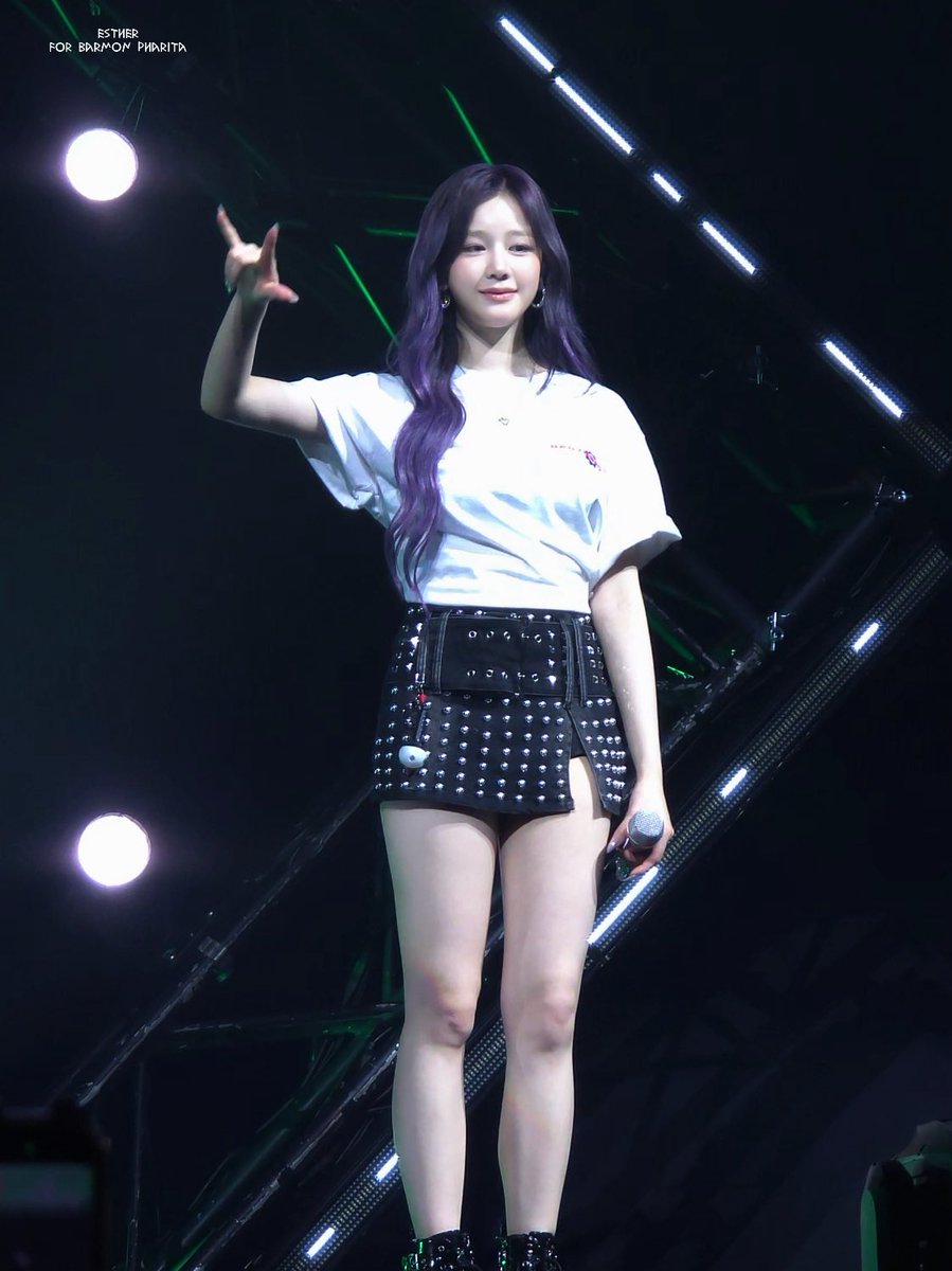 251227

🥺

#LOVEMONSTERSinBKK_D1 
#PHARITA #BABYMONSTER 
#pharita #파리타