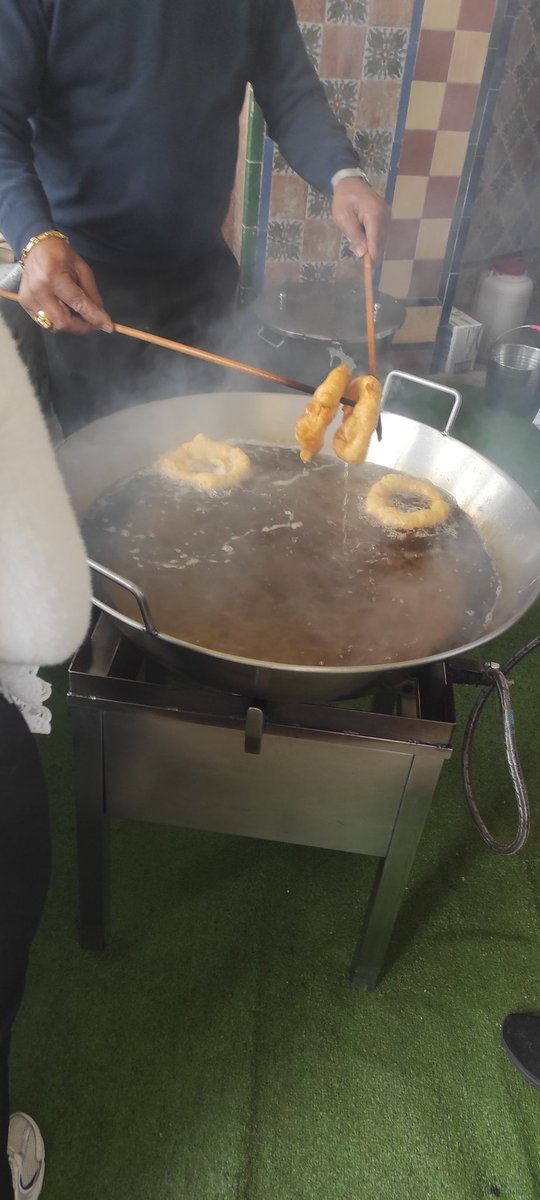 Enrmunnie's tweet photo. Un año más, por estas fechas, disfrutando de una de las actividades que más disfruto de entre las programadas por museos andaluces (😈🌝): los buñuelos con chocolate de "La Mama Dolores", en el Museo de Artes y Costumbres Populares de Sevilla (#MACPSe). 🎄⛄ https://t.co/HZK3QGR3J8