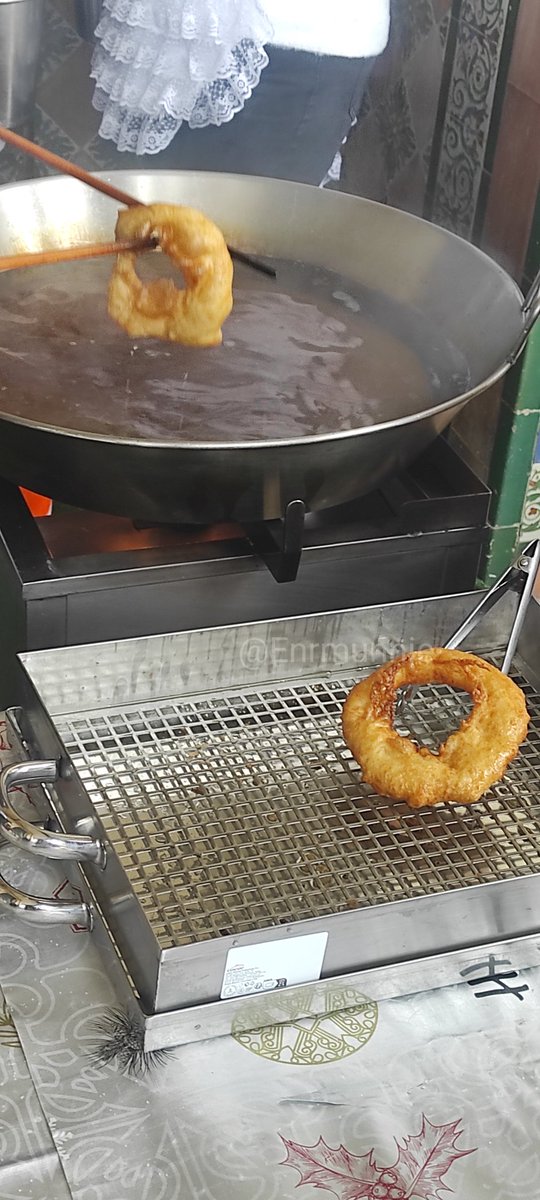 Enrmunnie's tweet photo. Un año más, por estas fechas, disfrutando de una de las actividades que más disfruto de entre las programadas por museos andaluces (😈🌝): los buñuelos con chocolate de "La Mama Dolores", en el Museo de Artes y Costumbres Populares de Sevilla (#MACPSe). 🎄⛄ https://t.co/HZK3QGR3J8