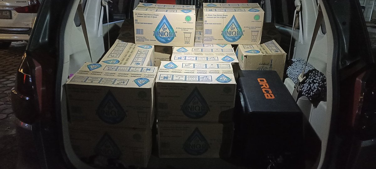 theresistant24's tweet photo. @s4h4b4tl4m4 @Zoya66413304 @LalitaDewi8 @planet1771 Alhamdulillah malam ini sudah kita belanjakan 30 dus air minum, insyaAllah besok akan kita serahkan ke posko pengungsi warga di desa Pante Lhong kec. Peusangan kab. Bireuen-Aceh. Trimakasih supportnya mbak @Zoya66413304 mbak @s4h4b4tl4m4 uni @LalitaDewi8 bang @planet1771 https://t.co/z7Z4MoVklK