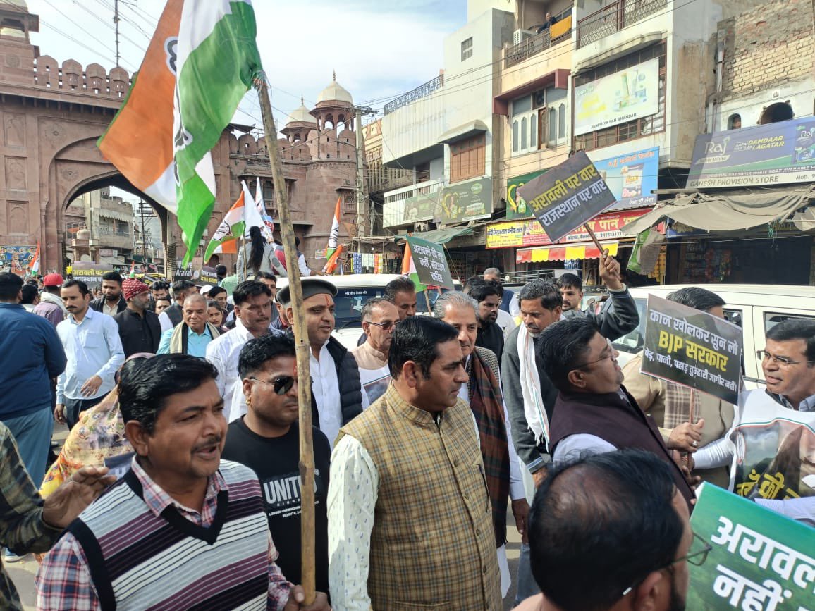 arunvyasbikaner's tweet photo. प्रदेश कांग्रेस कमेटी के निर्देशानुसार अरावली पर्वतमाला के संरक्षण और केंद्र सरकार द्वारा मनरेगा को सुनियोजित रूप से कमजोर करने जैसी जनविरोधी नीतियों के खिलाफ जिला कांग्रेस कमेटी बीकानेर शहर व देहात द्वारा जन-जागरण अभियान के तहत आयोजित पदयात्रा में अपने साथियों सहित हिस्सा लिया https://t.co/SO6Kh0mOvK