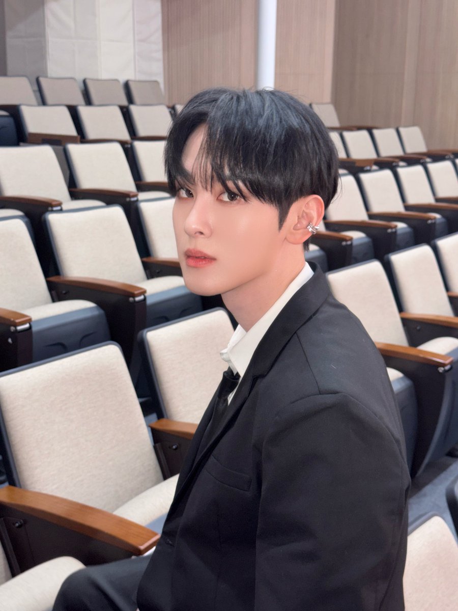 XODIAC_MEMBERS's tweet image. [#현식] 

주말 잘 보내고 있나요 쏘블링 ~~ 

#XODIAC #소디엑 #HYUNSIK #현식