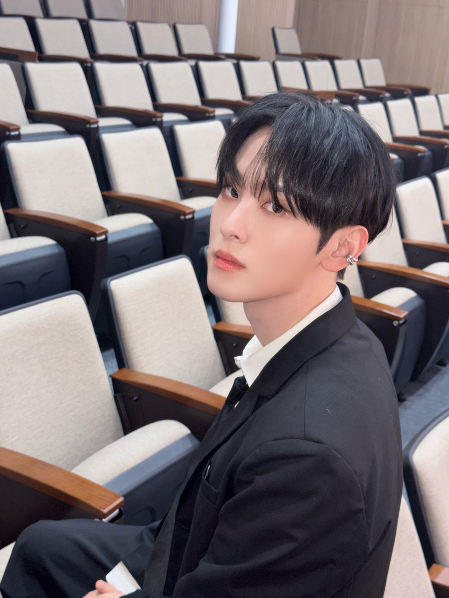 XODIAC_MEMBERS's tweet image. [#현식] 

주말 잘 보내고 있나요 쏘블링 ~~ 

#XODIAC #소디엑 #HYUNSIK #현식