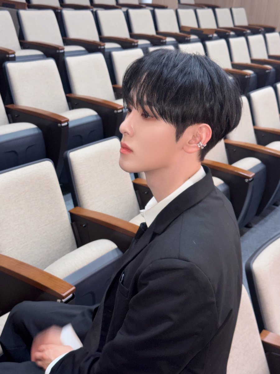 XODIAC_MEMBERS's tweet image. [#현식] 

주말 잘 보내고 있나요 쏘블링 ~~ 

#XODIAC #소디엑 #HYUNSIK #현식