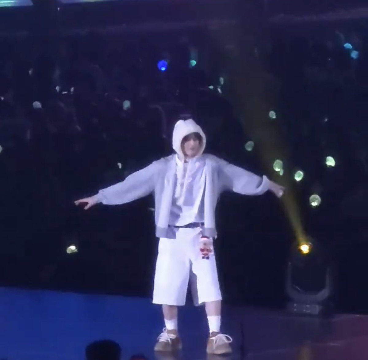 btxtbear's tweet photo. you are The Smallest Person Ever !!!! https://t.co/jYzLfNhBjd