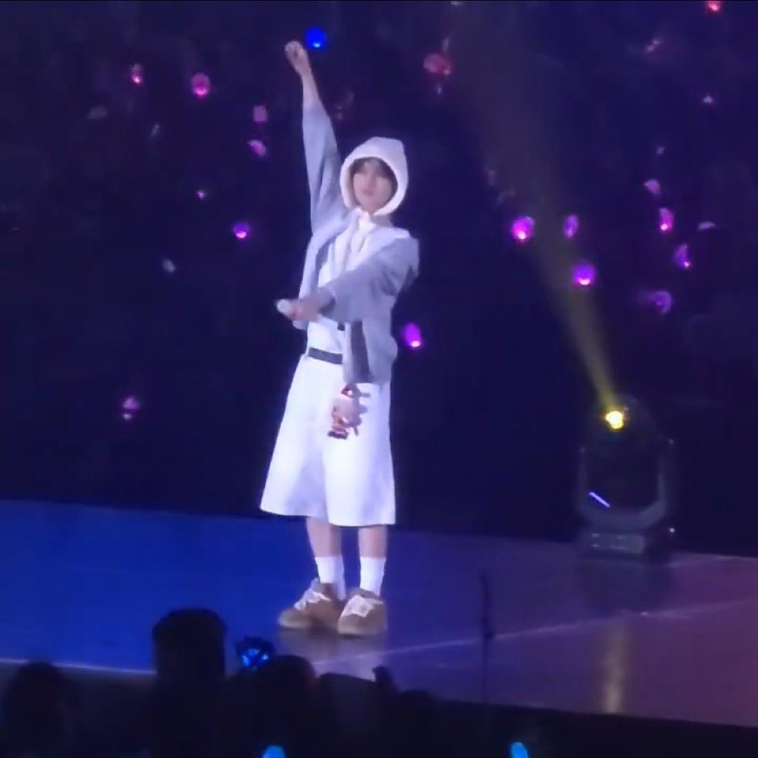 btxtbear's tweet photo. you are The Smallest Person Ever !!!! https://t.co/jYzLfNhBjd