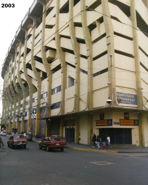 Hoy hace 25 años (27/12/2000), la 🏟️#Bombonera recibía su 2° nombre oficial. El de "ALBERTO J. ARMANDO" en honor al presidente que mas titulos habia ganado hasta el momento.
El 1° fue el de Camilo ciccero, el 20/04/1986, quien inició las obras  en 1938.  #MartoBombonera