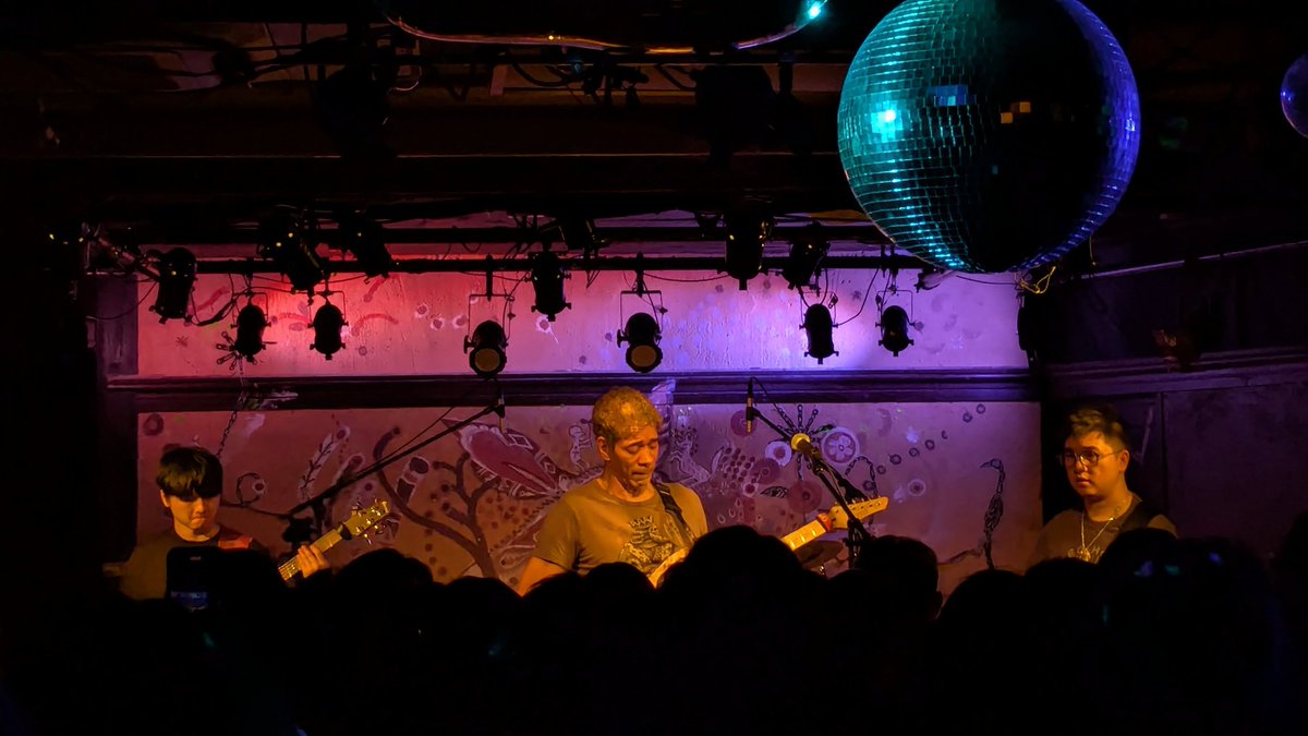 DETHPRI's tweet photo. 今年最後のライブはGreg Howe feat. FLYWOODでした。今年はスーパーギタリストに始まりスーパーギタリストに終わる年だったなあ https://t.co/8z7dSX84Sx