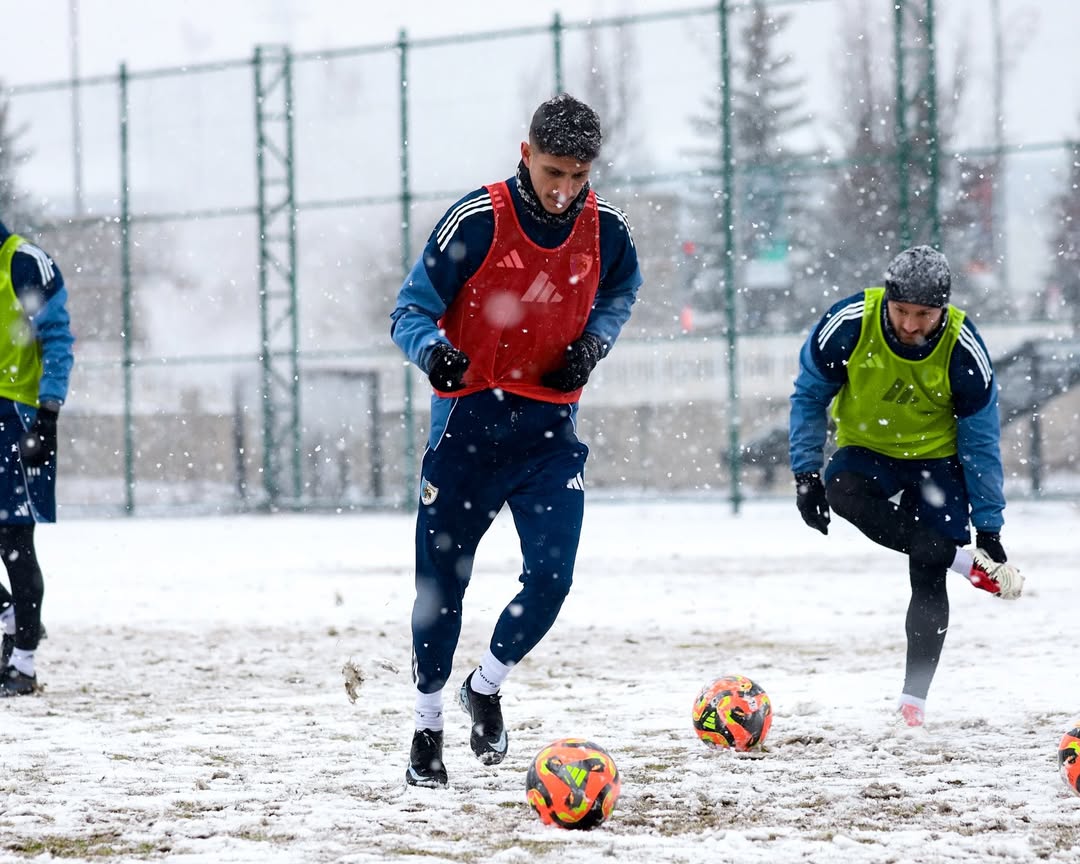 🌨️ Erzurumspor FK, Arca Çorum FK maçı hazırlıklarını kar yağışı altında tamamladı. 📸