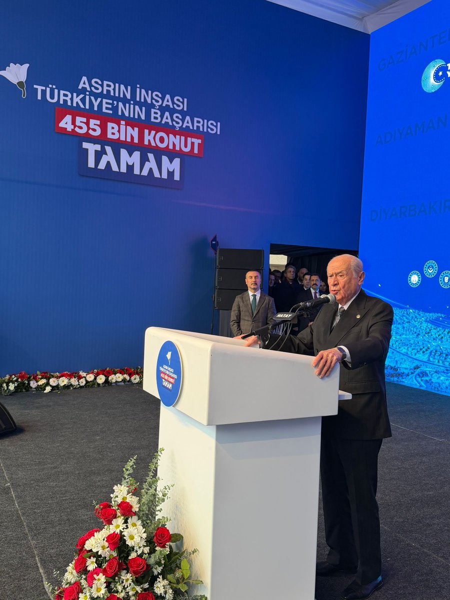 11 ilimiz, 113 ilçemiz, 6 bin 514 köyümüz, dahası sayıları 14 milyonu bulan vatandaşımız depremin vahim sonuçlarıyla, yürekleri kavuran yıkımıyla karşı karşıya kalmıştı.

Esasen milletimizin tamamı hüzünle sarsılmış,  Türkiye’miz doğudan batıya, kuzeyden güneye manen ve madden