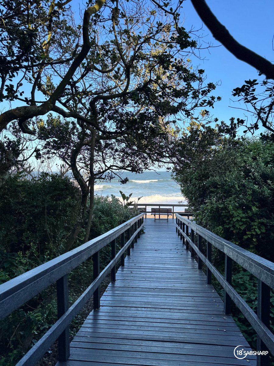 PheloMasiza's tweet image. Seaside strolls and soulful moments 🌊🌊🍃 #ThisIsliving ad