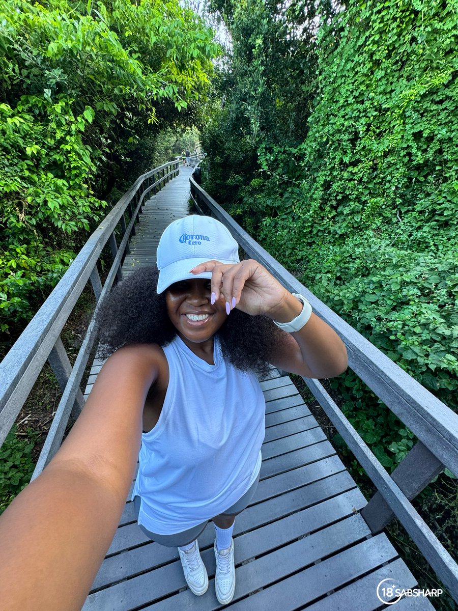 PheloMasiza's tweet image. Seaside strolls and soulful moments 🌊🌊🍃 #ThisIsliving ad