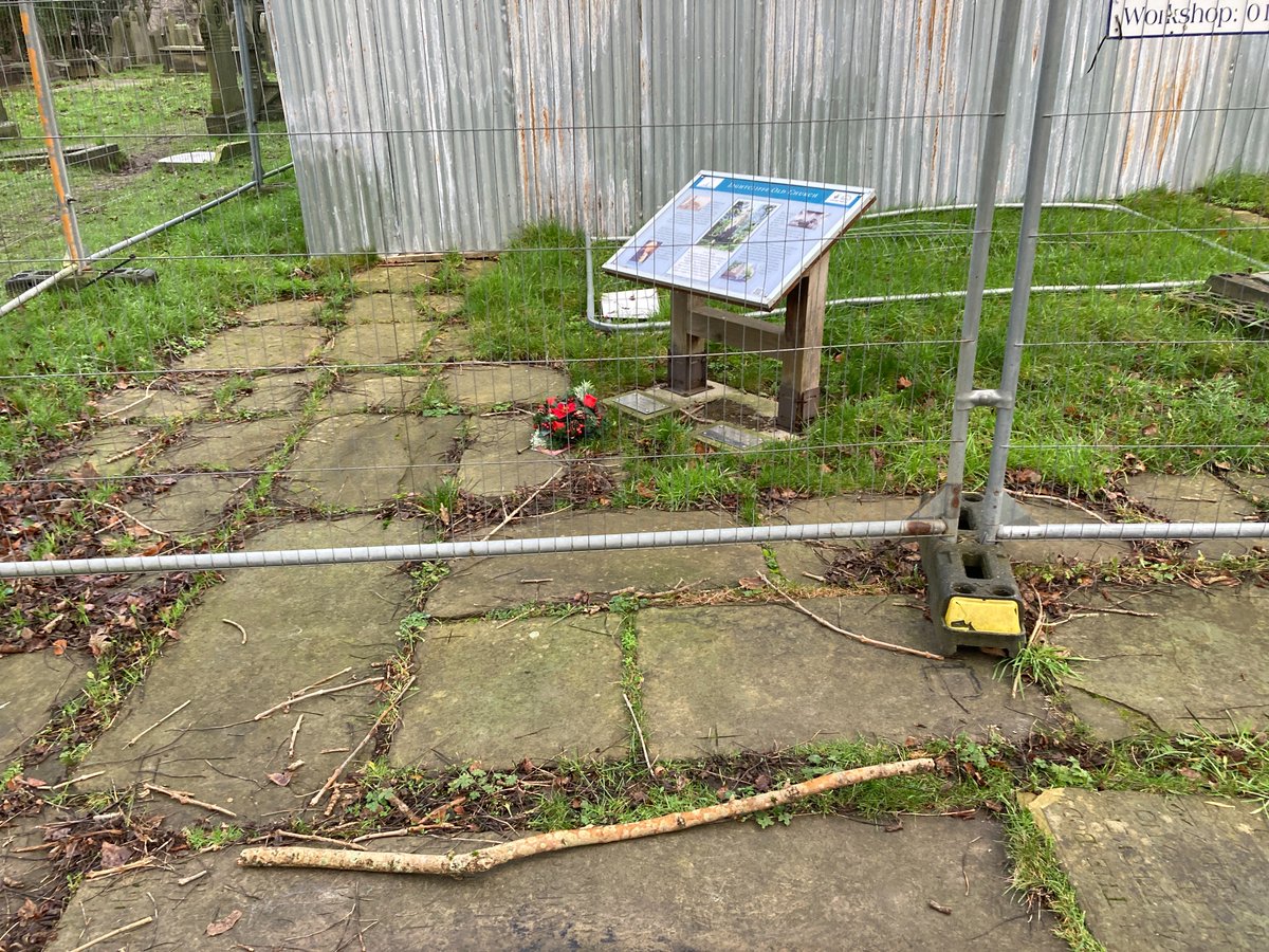 FOSMchurchyard's tweet photo. #AnnWalker got her Christmas wreath and, from a distance, the flowers by her ledger stone still looked good over Christmas too. https://t.co/fGvNGFDy7l