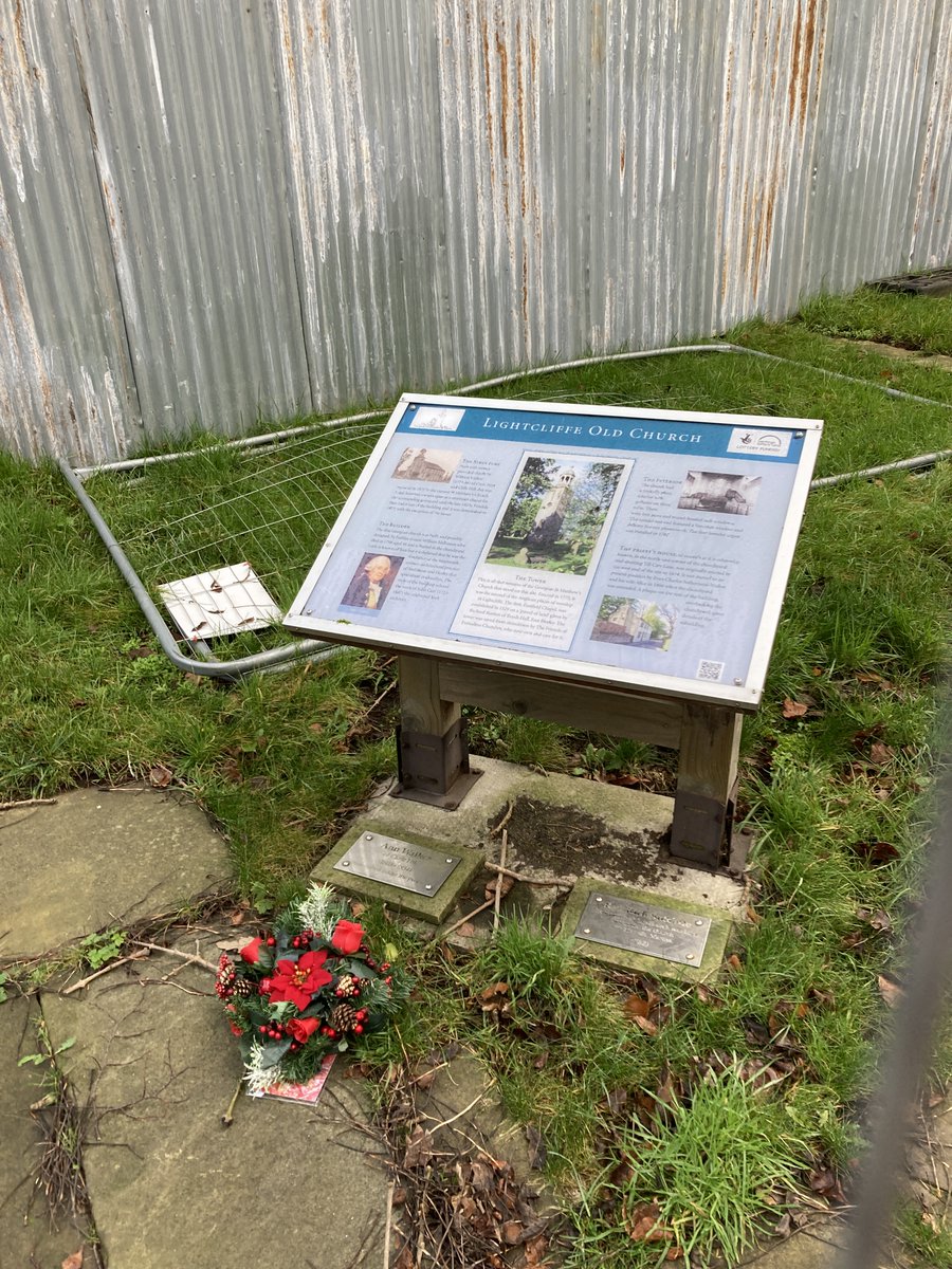 FOSMchurchyard's tweet photo. #AnnWalker got her Christmas wreath and, from a distance, the flowers by her ledger stone still looked good over Christmas too. https://t.co/fGvNGFDy7l
