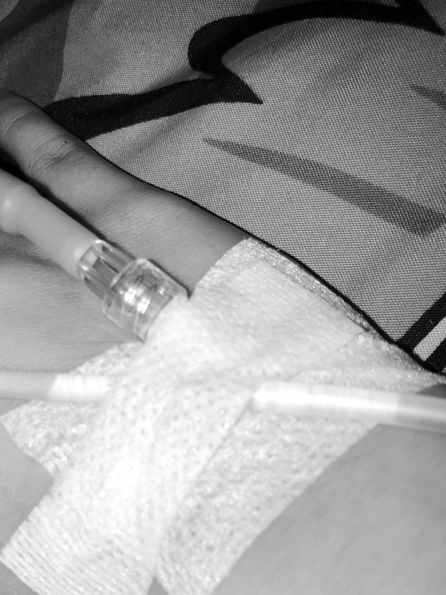 nnaa_notmn's tweet photo. Kanan kiri sudah terjamah bekas infus, 2025 such a tough year, hope for better condition always, happy holiday y’all https://t.co/WhZdkUfpRr