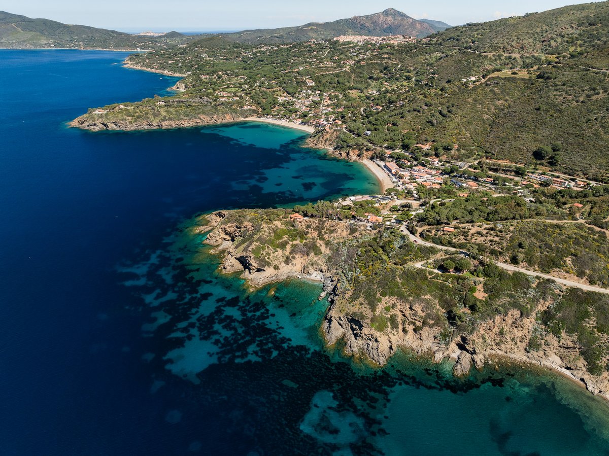 VisitElbaIT's tweet image. 💙 La costa di Morcone e Pareti si svela dall'alto in tutta la sua bellezza: spiagge incastonate tra promontori verdi e un mare che spazia dal turchese smeraldo al blu profondo.

📸 Photo by Daniele Fiaschi

#IsolaDElba #spiaggiadimorcone #spiaggiadipareti #vistapanoramica