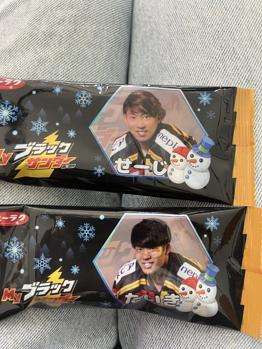 息子の絵 A red bloom that wakes my heart. 赤、心がトキメク