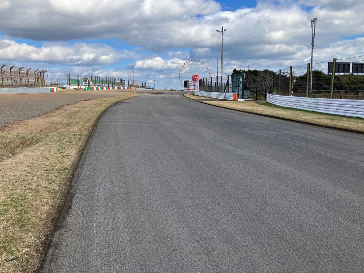robertofunoat's tweet photo. Rifacimento dell’asfalto in corso a Suzuka. #F1 #Suzuka #resurface https://t.co/DeVpJRxWj8