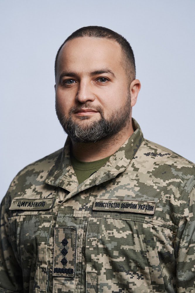 [ENG below] Президент Володимир Зеленський призначив Руслана Циганкова першим заступником Військового омбудсмана. 

Полковнику Циганкову 38 років. Народився в Херсоні. З липня 2025 року обіймав посаду начальника Головного управління захисту прав військовослужбовців Міністерства