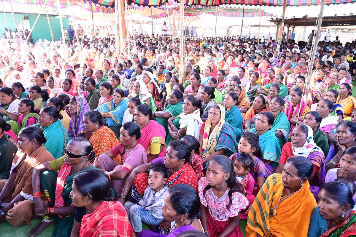 adilabad_sp's tweet image. 🌿 Empowering Adivasi Communities 🌿
Hon’ble Minister Sri Jupally Krishna Rao assured full support for tribal development at Utnoor. 🧣1000 blankets, 🏐50 volleyball kits, 📚 focus on education, 🚌 Hyderabad tour &amp;amp; 🚫 drug-free message.
#AdivasiWelfare #TribalDevelopment