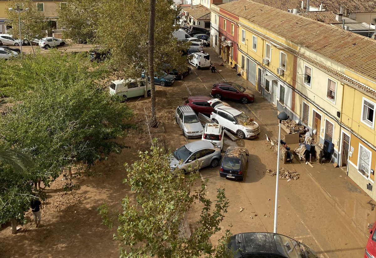 🔴El Gobierno exige disculpas por decir que el ejército no estuvo en la zona afectada por la DANA desde el principio.

Así estábamos en Paiporta el día después de la DANA. Sánchez volvía de India, el PSOE asaltaba RTVE y nosotros estábamos SOLOS. 

Tardaron 4 días más en llegar👇🏻