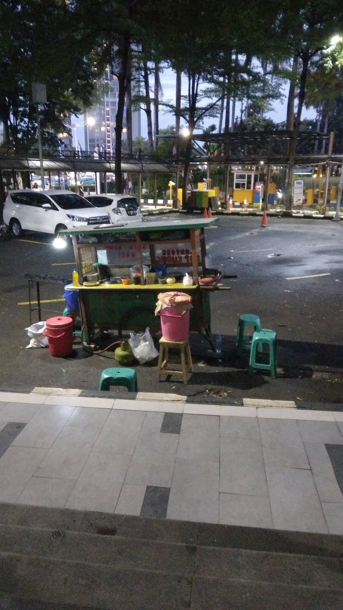 Sokin wots depan Masjid kemdikbud