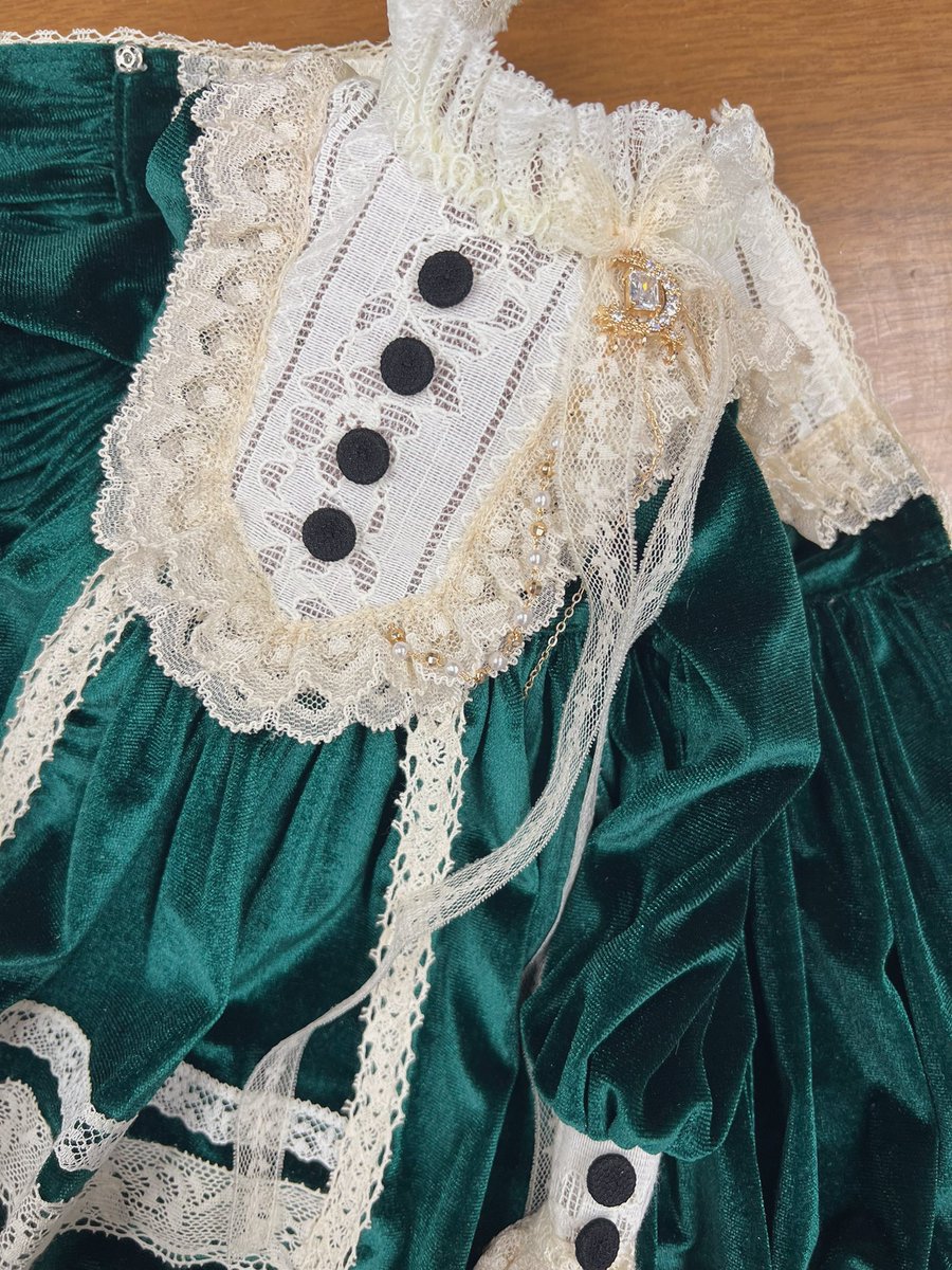 요번에 새로 발매되었던 로잘린 신색상 그린인데요. 애정하는 색상이라 리오더 하고 싶었지만 원단 사장님이 주문할거면 천마(예, 1,000yard) 전부 가져가래서ㅠㅠ 걍 돌아왔어요ㅋㅋㅋㅋㅋ  
그리하여 곧 다른 그린으로 찾아뵙겠습니다ㅠㅠ